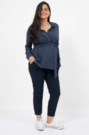 אישה לובשת חולצת הריון לינדוס ג'ינס של אבישג ארבל