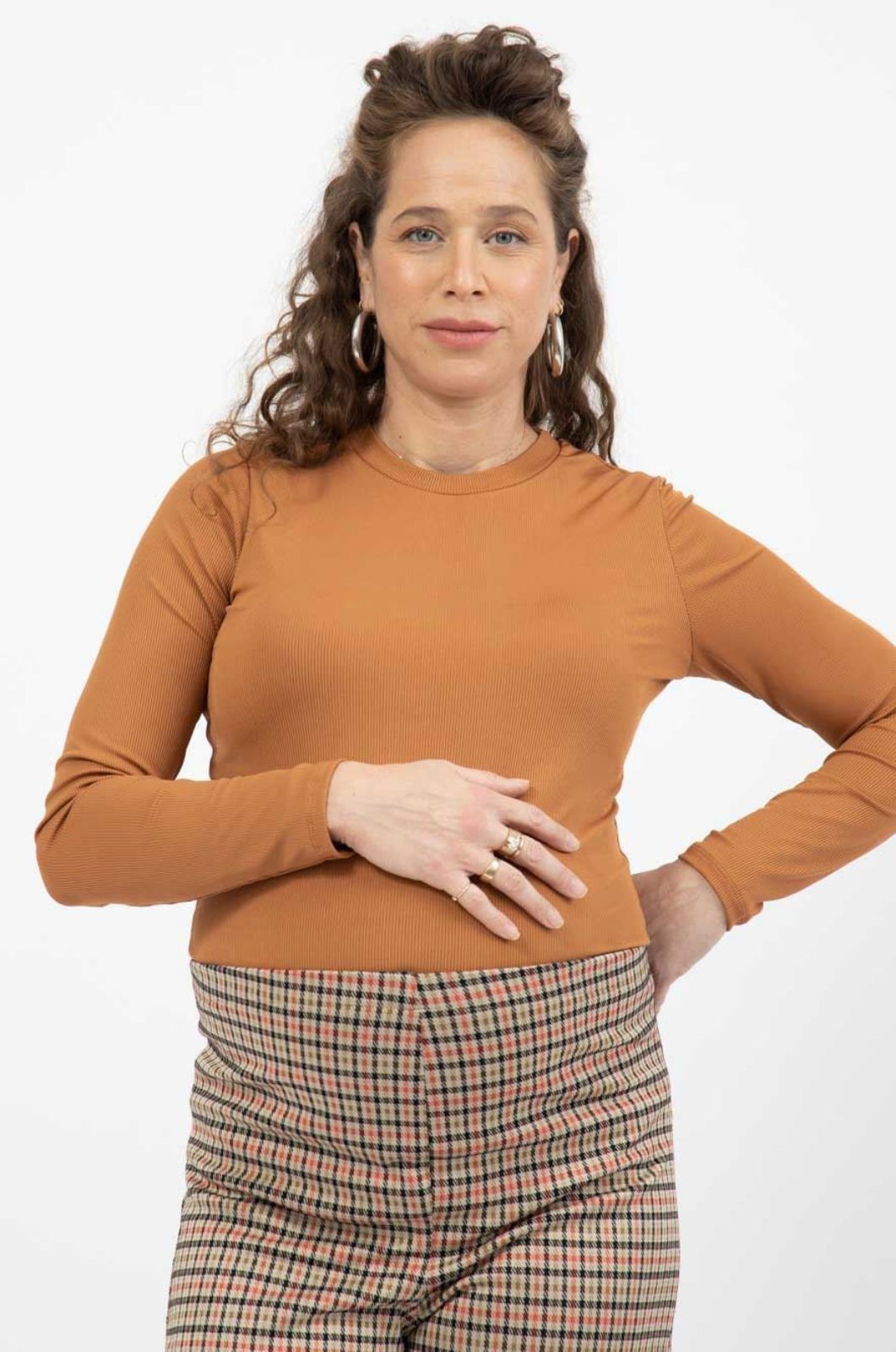 אישה לובשת חולצת הריון ניקי ריב ש.ארוך בריק של אבישג ארבל