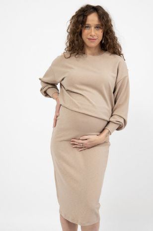אישה לובשת טופ רות להריון ש.ארוך חול של אבישג ארבל