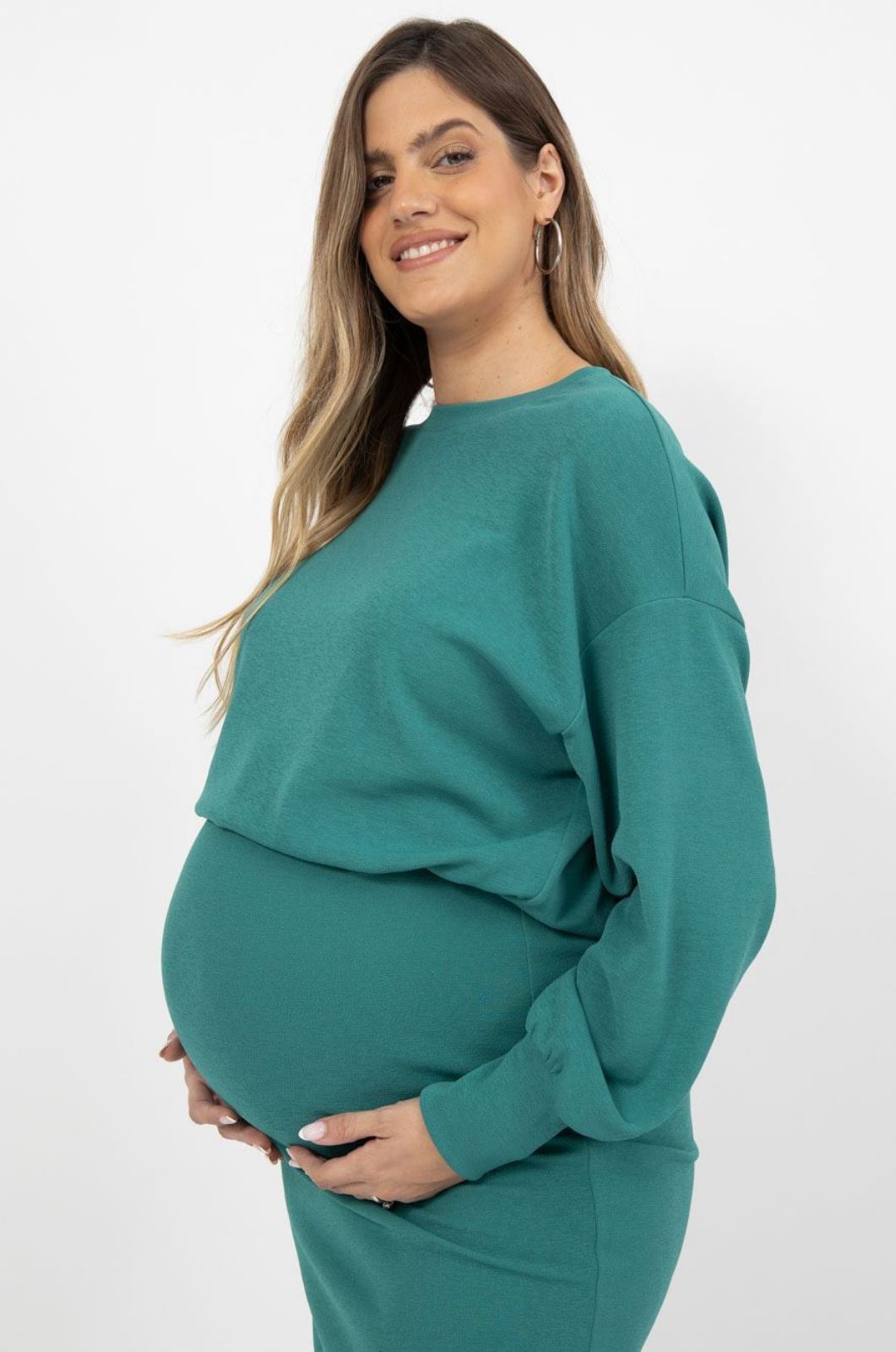 אישה לובשת טופ רות להריון ש.ארוך ירוק של אבישג ארבל