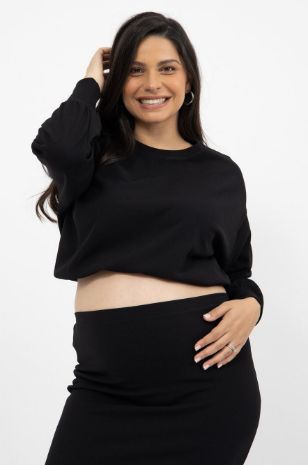 אישה לובשת טופ רות להריון ש.ארוך שחור של אבישג ארבל