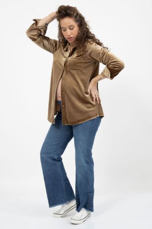 אישה לובשת חולצת קטיפה להריון ש.ארוך זהב	