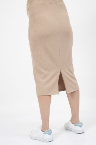 אישה לובשת חצאית הריון רות חול של אבישג ארבל