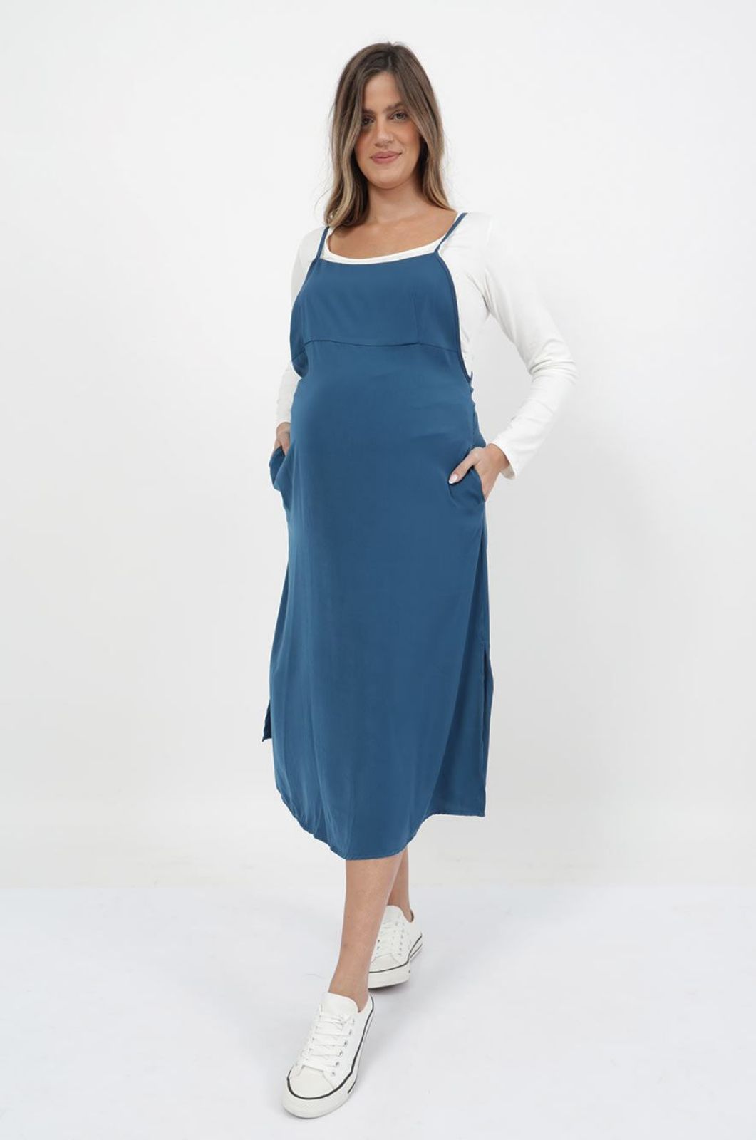 אישה לובשת סרפן להריון מאי כחול של אבישג ארבל	