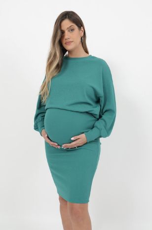 אישה לובשת טופ רות להריון ש.ארוך ירוק של אבישג ארבל