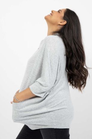 אישה לובשת סריג הריון מוניקה אפור בהיר של אבישג ארבל