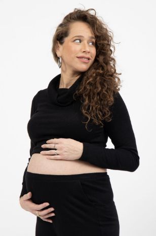 אישה לובשת קרופ סריג להריון שחור