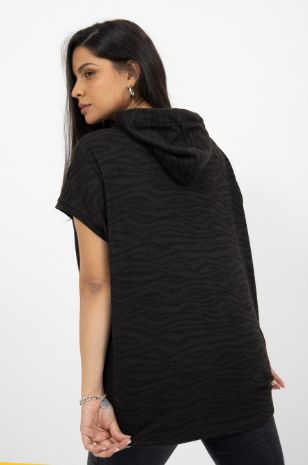 אישה לובשת קפוצ'ון סריג להריון זברה שחור פס חום של אבישג ארבל