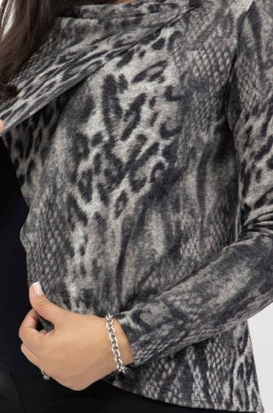 אישה לובשת עליונית מעטפת להריון הדפס אפור של אבישג ארבל