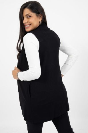 אישה לובשת ז'קט נרי להריון ללא שרוול שחור של אבישג ארבל	
