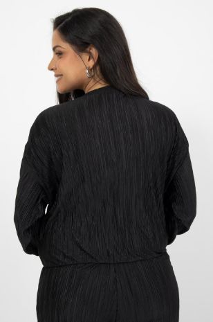 אישה לובשת טופ להריון פליסה שחור של אבישג ארבל
