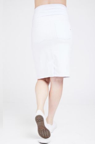 אישה לובשת חצאית הריון רוקסי לבנה של אבישג ארבל