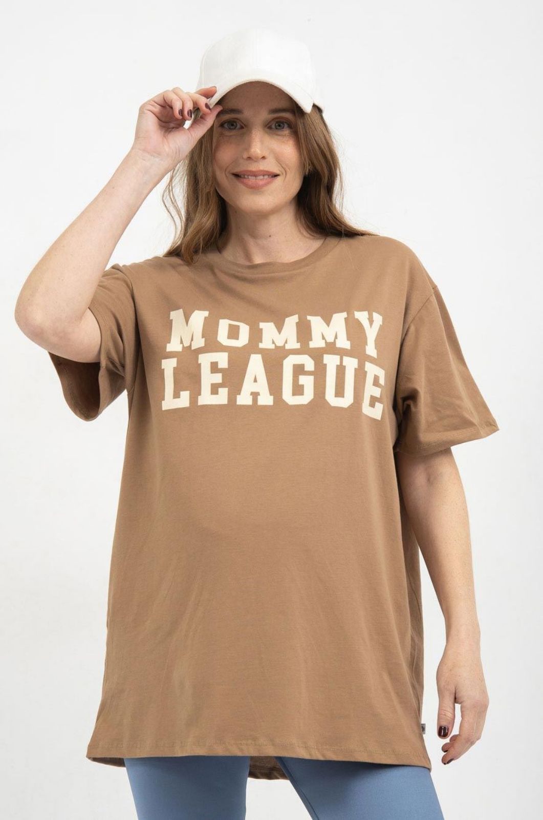 אישה לובשת טי שירט MOMMY LEAGUE מוקה שמנת	