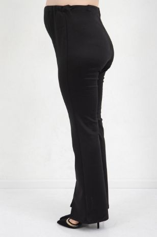 אישה לובשת מכנסי הריון נונה שחורים של אבישג ארבל