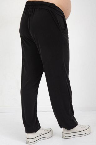 אישה לובשת מכנסי הריון קסניה שחורים של אבישג ארבל