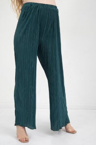 אישה לובשת מכנסי הריון הרפר פליסה ירוק