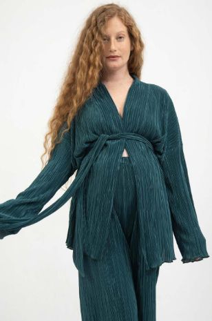 אישה לובשת קימונו להריון פליסה ירוק