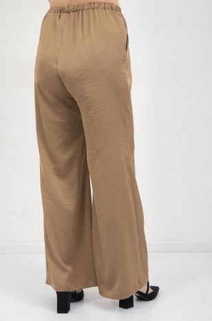 אישה לובשת מכנסי הריון הרפר נחושת של אבישג ארבל
