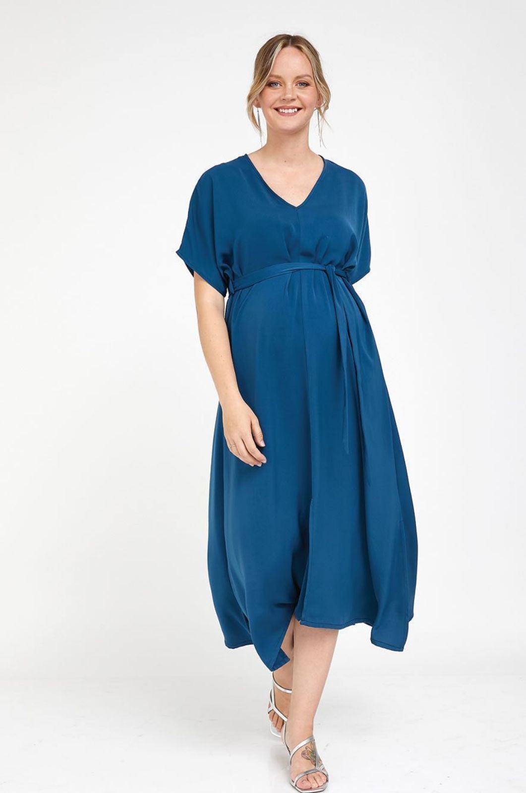 אישה לובשת שמלת הריון אווה כחול אינדיגו