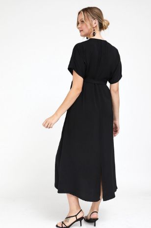 אישה לובשת שמלת הריון אווה שחורה 