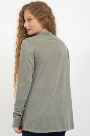 אישה לובשת חולצת הריון אינס זית של אבישג ארבל
