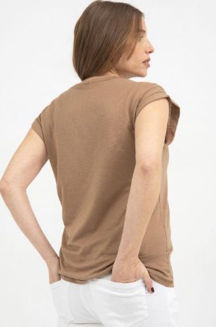אישה לובשת חולצת הריון טיפטופ מחוררת קאמל	