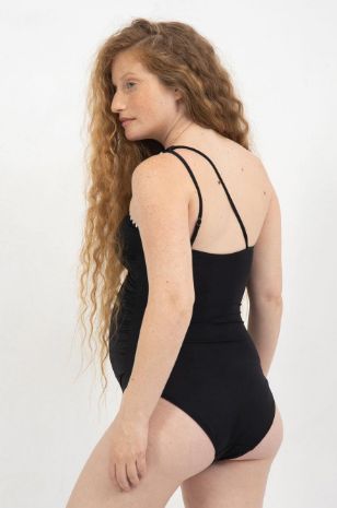 אישה לובשת בגד ים שלם להריון Mykonos שחור 