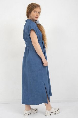 אישה לובשת שמלת הריון נדין ג'ינס