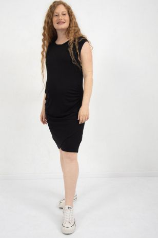 אישה לובשת שמלת הריון מינדי מעטפת שחורה של אבישג ארבל