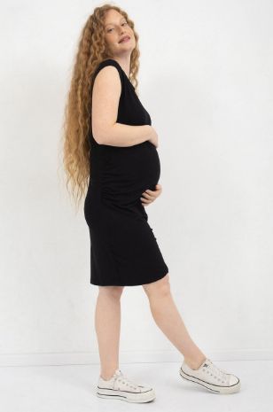 אישה לובשת שמלת הריון מינדי מעטפת שחורה של אבישג ארבל