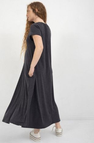אישה לובשת שמלת הריון דרינה אפור שחור של אבישג ארבל