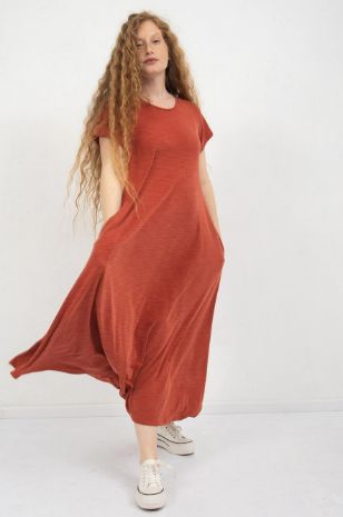 אישה לובשת שמלת הריון דרינה חמרה של אבישג ארבל