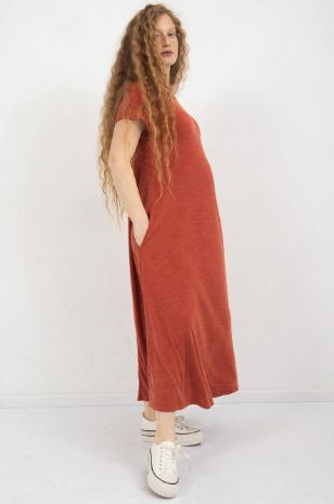 אישה לובשת שמלת הריון דרינה חמרה של אבישג ארבל