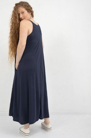 אישה לובשת שמלת הריון אניה נייבי פס שחור של אבישג ארבל