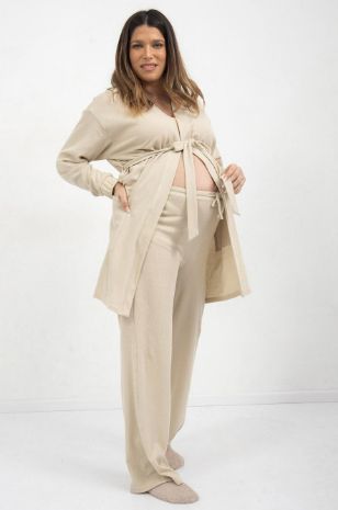 אישה לובשת מכנסי וופל להריון טבעי של אבישג ארבל