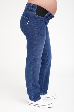 אישה לובשת ג'ינס הריון איבון כחול
