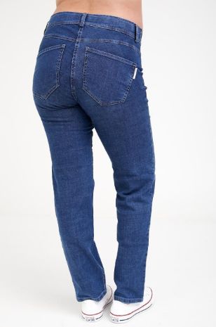 אישה לובשת ג'ינס הריון איבון כחול - אבישג ארבל	