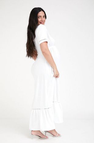 אישה לובשת שמלת הריון בטינה מקסי לבנה - אבישג ארבל