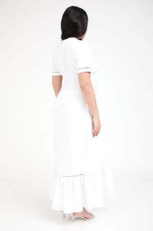 אישה לובשת שמלת הריון בטינה מקסי לבנה