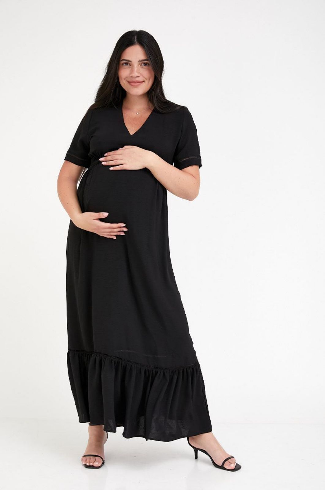אישה לובשת שמלת הריון בטינה מקסי שחורה