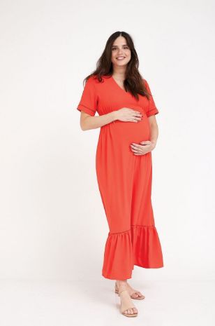 אישה לובשת שמלת הריון בטינה מקסי אדומה