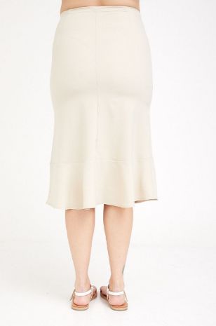 אישה לובשת חצאית הריון אדלה בז' - אבישג ארבל
