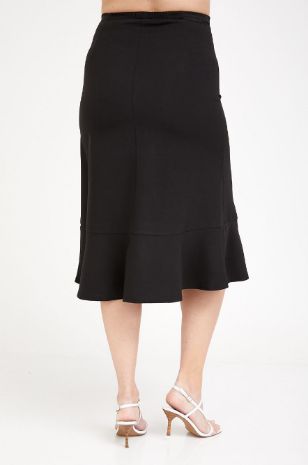 אישה לובשת חצאית הריון אדלה שחורה - אבישג ארבל