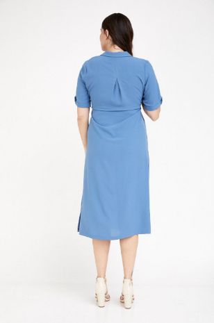 אישה לובשת שמלת הריון מריאן כחול ג'ינס - אבישג ארבל