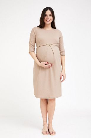 אישה לובשת שמלת הריון אומה בז' של אבישג ארבל	