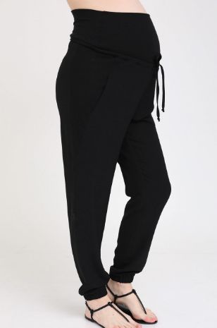 אישה לובשת מכנסי הריון רינה שחור של אבישג ארבל