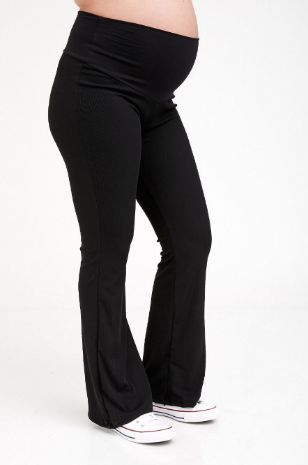 אישה לובשת מכנסי הריון בייסיק מתרחבים ריב שחור