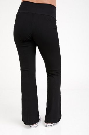 אישה לובשת מכנסי הריון בייסיק מתרחבים ריב שחור של אבישג ארבל