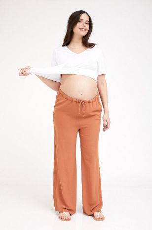 אישה לובשת מכנסי הרפר הריון חמרה - אבישג ארבל