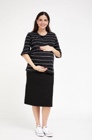 אישה לובשת חולצת הריון בקי שחור פס שמנת 